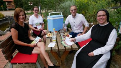 Bild: hmr
Inge Frank von der Tourist-Info Waldsassen (links) und Schwester Sophia vom Kloster (rechts) stellten zusammen mit Melanie Kumeth vom Gästehaus St. Joseph (Zweite von links) und Bürgermeister Bernd Sommer im Klostergarten den neuen Picknick-Service vor.