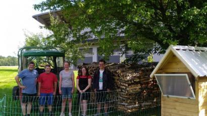 Bild: dob
Lehrer Johann Wiesent (links) staunt nicht schlecht, als seine ehemaligen Schüler mit dem selbstgezimmerten Hühnerquartier samt Hühnern und Hahn in Erpetshof anrücken.