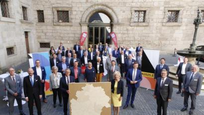 Bild: Giulia Lannicelli/exb
Bürgermeister Franz Stahl (vorne, Dritter von links) und zahlreiche weitere Kommunalpolitiker aus der Metropolregion Nürnberg unterstützten Nürnbergs Oberbürgermeister Marcus König (Fünfter von rechts) bei der gemeinsamen Bewerbung zur „Kulturhauptstadt Europas 2025“.