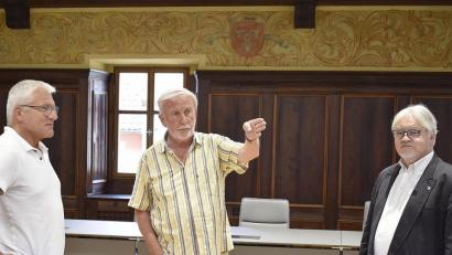 Bild: sck
Zweiter Bürgermeister Norbert Gradl und Stadtchronist Rudolf Weber (von links) zeigen Stromer-Nachfahr Mathias Fritsch den Sitzungssaal des Rathauses mit dem Stromer-Wappen im Hintergrund.