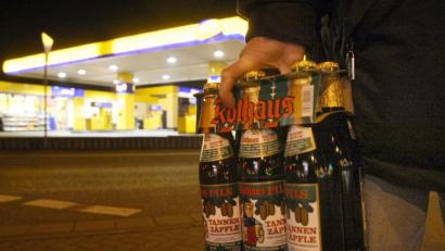 Bild: Patrick Seeger/dpa
Alkoholverbote auf öffentlichen Plätzen in Bayern? Jungpolitiker sagen Nein.