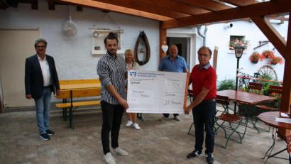 Bild: bjp
Den Erlös der letzten Christbaumsammelaktion der Jungen Union Pressath, aufgerundet auf 500 Euro, übergibt Enrico Gradl (vorne, von links) an den Vorsitzenden des Fördervereins Offene Ganztagsschule, Werner Walberer, im Beisein von (hinten, von links) Bürgermeister Bernhard Stangl, OGS-Mitarbeiterin Karin Kneidl und Fördervereins-Vizevorsitzendem Konrad Merkl.