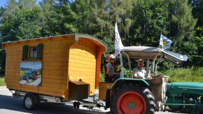 Bild: ck
Ein Hingucker auf sechs Rädern: Georg und Anita Kölbl aus Lauf sind in diesen Tagen mit ihrem Schäferwagen zu sehen. Mit wehenden Fahnen waren sie in Richtung Waidhaus unterwegs. Tagesziel war am Dienstag der Campingplatz am Gaisweiher.