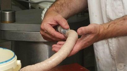 Archivbild: moh
Mit neuen Tests wollen die Gesundheitsämter auf Anweisung ihrer Ministerin Melanie Huml herausfinden, ob die hohe körperliche Belastung in fleischverarbeitenden Betrieben oder die Arbeit bei ungünstigen Klimabedingungen mögliche weitere Risikofaktoren für eine Corona-Infektion darstellen.