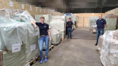 Bild: THW/exb
Einsatzende: Julia Merk, Sebastian Prüm und Stephan Wölfl (rechts) übergeben das Materiallager. Der große Corona-Einsatz ist für das THW Marktredwitz nach vier Monaten beendet.