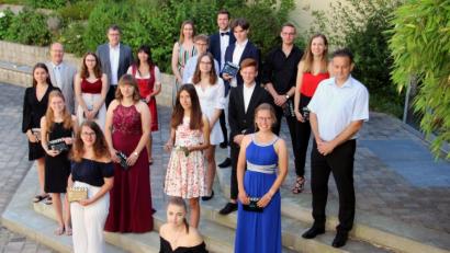 Bild: usc
Eine besondere Ehrung erfuhren die besten Absolventen von FOS und BOS. 1. Reihe vorne von links: Lisa Götz (1,5) und Leonie Streit (1,5), 2. Reihe von links: Sarah Schlüchtermann (1,3), Linda Schwendner (1,4), Anja Kassner (1,5) und Marie-Sofie Breu (1,4). 3. Reihe von links: Johanna Meiler (1,3), Verena Schuster (1,2), Ines Baumann (1,4), Lisa Kustner (1,5), Felix Trettenbach (1,5) und Elternbeiratsvorsitzender Ronald List.
