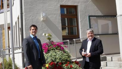 Bild: weu
Bürgermeister Rudolf Teplitzky (links) bedankte sich bei MdB Stefan Schmidt (Bündnis90/Die Grünen) für seinen Besuch und das Interesse.