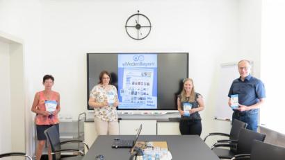 Bild: jzk
Bürgermeister Roman Schäffler (rechts) und Susanne Schiller (Zweite von rechts) unterstützen das Projekt Onleihe, das Christine Schubert und Judith Schliermann (von links) in der Stadtbücherei Kemnath zum 1. August einführen.