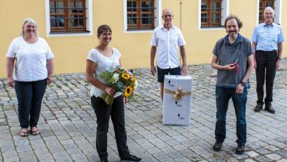 Bild: sus
Vorsitzender Arnold Kimmerl (rechts) verabschiedete mit seiner Stellvertreterin Alexandra Kleber (links) den Musikschulleiter Wolfgang Mages (Mitte). Seine Nachfolge treten Nadine Plößl (Zweite von links) und Florian Klein (Zweiter von rechts) an.