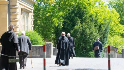 Bild:  Ulises Ruiz/Mainpost
Ein schwerer Gang für die Augustiner-Fratres und Patres zur Beerdigung von Pater Albrecht Herrmann im Hauptfriedhof in Würzburg. Pater Albert, geboren in Pleystein, hatte 51 Jahre in Weiden gewirkt.