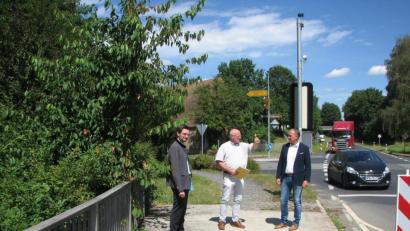 Bild: knh
Henner Wasmuth (Mitte) erklärt gegenüber Abgeordnetem Stephan Oetzinger (links) und Bürgermeister Richard Kammerer (rechts) die Notwendigkeit einer Behelfsbrücke vor dem Neubau, damit der Verkehr weiter fließen kann.
