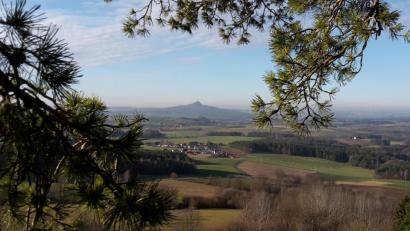Archivbild: mng
Wie schön doch unsere Heimat ist. Eines der Wahrzeichen der nördlichen Oberpfalz scheint zum Greifen nah: der Rauhe Kulm (vom Waldecker Schlossberg aus gesehen). Sein Gipfel ist nach der Sperrung des Zugangsweges bis mindestens in den Herbst hinein jedoch nicht zu erreichen.