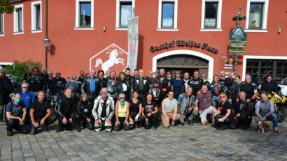 Bild: jr
Beste Laune beim Fototermin mit fünfzig Bikern, die Station in Konnersreuth machten und drei Tage blieben. Schon seit 2012 ist der Gasthof Schiml Station und Heimat dieser Tour unter dem Motto „10vor8“. Die Biker kommen aus dem gesamten Bundesgebiet und loben vor allem die bayerische und oberpfälzische Gastfreundschaft.