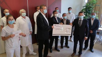 Bild: Kunz
Der türkische Generalkonsul Serdar Deniz (Mitte) überreicht an Vertreter des Klinikums einen Scheck über 4500 Euro, einzulösen in Weidener Restaurants.