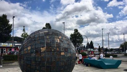 Bild: Uli Piehler
Die Bürgerkugel am Multifunktionsplatz war erste Anlaufstelle für viele Schulabgänger am Donnerstag. In der Folge entwickelten sich im gesamten Stadtgebiet zum Teil ausgelassene Abschlusspartys.