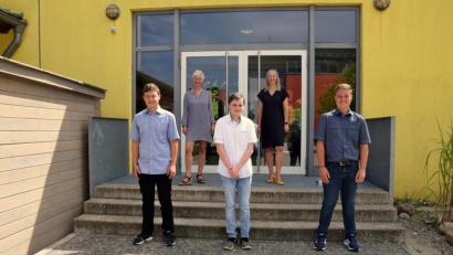 Bild: tat
Jakob Radolf, Marc Irmscher und Stefan Heindl (von links) sind die Schnaittenbacher Schulbesten im Quali. Sie überzeugen Klassenleiterin Silke Saller (oben rechts) und Rektorin Michaela Bergmann besonders.