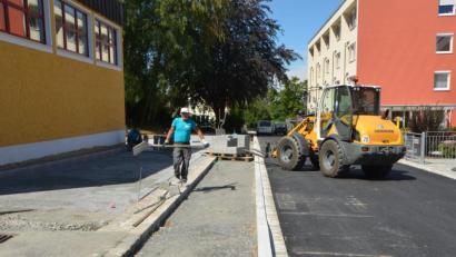 Bild: dob
Entlang der Gymnastikhalle und des grünen Pausenhofs entstehen 15 neue Parkplätze. Bis zu Beginn des neuen Schuljahrs ist die Maßnahme fertig.