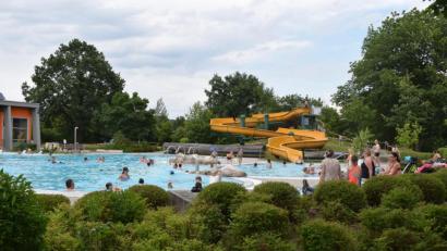Bild: bnr
Gerade einmal 250 Badegäste dürfen sich auf dem großzügigen Gelände gleichzeitig aufhalten. Da bleibt viel Platz im Wasser.