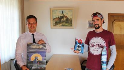 Bild: soj
Bürgermeister Wolfgang Söllner (links) überreichte beim Besuch des Autors Andreas Fachtan ein kleines Weinpräsent.