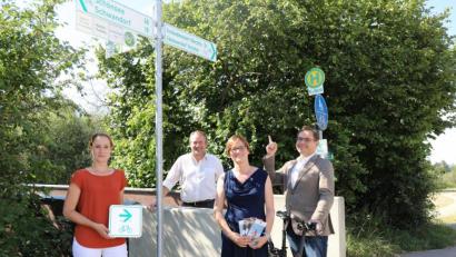 Bild: Felix Schäffer/exb
Museumsleiter Tobias Hammerl, Martina Hölzl von der Gästeinformation Nabburg, Bürgermeister Frank Zeitler und Christina Adamietz vom Tourismuszentrum Oberpfälzer Wald (von rechts) präsentierten die Radwegbeschilderung.
