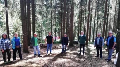 Bild: ld
Auf Einladung der Erzieherinnen schauten sich Brander Politiker im Waldkindergarten um: Georg Zaus, Bernhard Schindler (von rechts), Christian Drehobel und Christian Doleschal (Vierter und Fünfter von rechts) ließen sich durch das Gelände unterhalb des Sportplatzes führen.