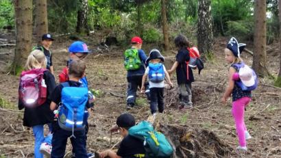 Bild: hl
Nicht auf einer geheimnisvollen Insel, sondern im Wald gingen die jungen Piraten auf Schatzsuche.