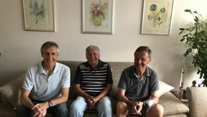 Bild: kro
Die Sparte Tischtennis im TB Jahn Wiesau gratulierte Kurt Scharbert zum 75. Geburtstag. Von links: Markus Schäffler, Kurt „Die Noppe“ Scharbert und Sigi Thoma.
 