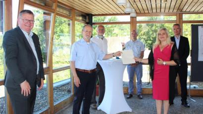 Bild: Williamson, Dagmar
Staatsministerin Melanie Huml überreicht den Förderbescheid an den Vorsitzenden des Diakonievereins Siegfrid Balzer. 2. Vorsitzender Karl-Heinz Irmer (hinten links) und Heimleiter Marcus Keil (hinten Mitte) bedankten sich für die Unterstützung durch OB Michael Cerny (links) und MdL Harald Schwartz.