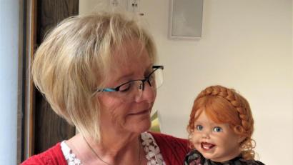 Bild: ubb
Seit 18 Jahren schon fertigt Vera Scherbl wunderschöne Puppen aus Biskuitporzellan. Für ihre Ausstellung im Kunsthaus hat sie ihren Lieblingen, wie sie erzählt, sogar extra die Haare fein gemacht.