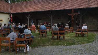 Bild: rpp
Das Kirchenpatrozinium in Kastl wurde mit einem festl. Gottesdienst samt Fahnenabordnungen gefeiert.