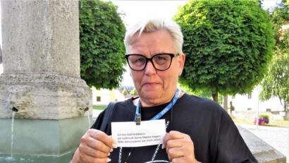 Bild: ubb
Seit sie nahezu täglich beim Einkauf angefeindet wird, trägt Monika Poss extra ein gut sichtbares Hinweisschild auf ihre Krankheit um den Hals. "Viele Leute sind trotzdem ziemlich böse zu mir wegen der fehlenden Maske."