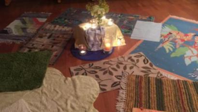 Bild: jzk
Teppiche auf dem Teppichweg beim ökumenischen Gottesdienst.