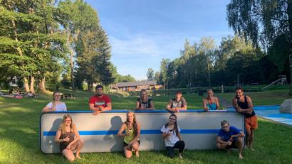 Bild: soj
Im Freibad Selingau probierten die jungen Sportler der TSG-Aktiv ihre neue Airtrackmatte aus.