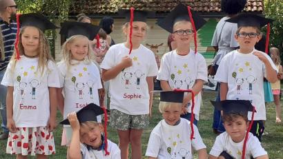 Bild: jma
Eingekleidet mit einheitlichen T-Shirts und Studentenhüten und dazu mit Luftballons verabschiedeten sich die acht Kinder aus dem Kindergarten St. Josef.