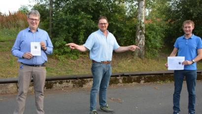 Bild: jr
Bürgermeister Stephan Schübel (Mitte) und die beiden Jugendbeauftragten Andreas Fuchs (rechts) und Thomas Flügel freuen sich auf die zwei Veranstaltungen im Rahmen des gemeindlichen Ferienprogramms.