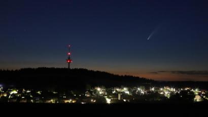 Bild: za
Man braucht kein Teleskop, um Neowise zu beobachten oder zu fotografieren. Wie hier neben dem Fernmeldeturm bei Letzau zeigt der Komet einen ausgeprägten Schweif.