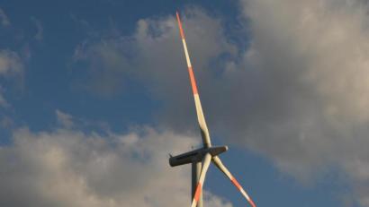 Bild: fjo
Einen Ersatzbau für das südliche Windrad bei Waidhaus sieht der Marktrat in der Priorität wesentlich höher, als die Genehmigung eines Aussiedlerhofs in unmittelbarer Nähe.