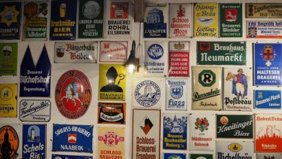 Bild: bl
Eine ganze Wand ist für Bier-Reklame aus der Oberpfalz reserviert.