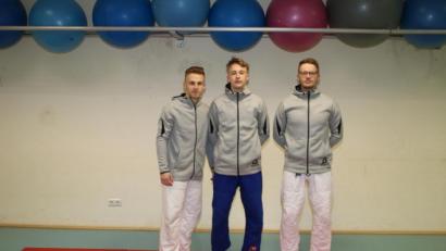 Bild: sne
Die Gebrüder Albert und Emilio Petri sowie Cevin Schopf (von links) freuen sich, Brazilian Jiu-Jitsu bei der SV Grafenwöhr anbieten zu können.