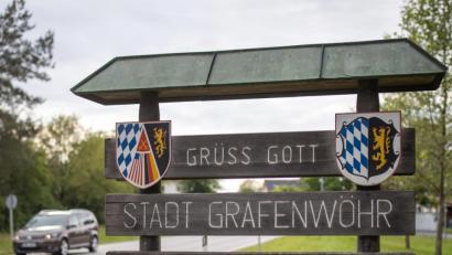 Bild: Daniel Karmann / dpa
Die Stadt Grafenwöhr und der Truppenübungsplatz mit seinen Soldaten, Zivilbeschäftigten, Angehörigen und Einrichtungen sind eng miteinander verwoben. Ein groß angelegter Abzug von US-Soldaten aus der Stadt hätte schwerwiegende finanzielle und wirtschaftliche Folgen, würde sich aber wohl auch negativ auf das deutsch-amerikanische Verhältnis vor Ort auswirken.