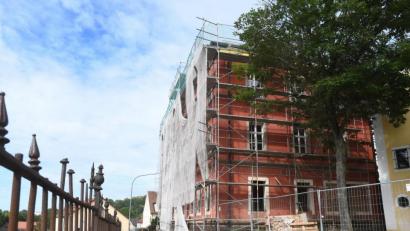 Bild: Gabi Schönberger
Schon lange sollten im Roten Schulhaus die Kinder statt der Bauarbeiter für Leben sorgen. Die Stadt will die Sanierung mit einem zweiwöchentlichen Jour fixe zu einem glücklichen Ende bringen.