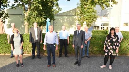 Bild: hcz
Die Leiter der Ortsverkehrswacht PD Klaus Müller und Josef Wittmann mit ihren Vorstandskollegen sowie Stadträtin Stefanie Sperrer (vorne, rechts) und Alois Lukas (hinten, Mitte) sowie Margit Walter vom Schulamt Neustadt/Weiden (vorne, links).
