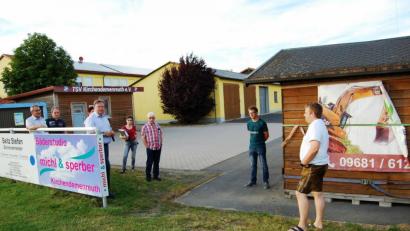 Bild: sm
Bei einem Ortstermin beim Sportplatz sucht der Gemeinderat nach einem neuen Stellplatz für den Verkaufsstand (rechts). Die Räte einigen sich l auf eine Stelle, die vom derzeitigen Standort nicht weit weg ist.