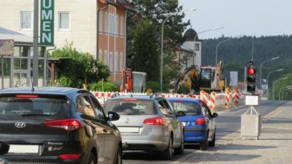 Archivbild: kgg
Bereits vergangenes Jahr wurde der Durchgangsverkehr in der Egerer Straße in und aus Richtung Grenzübergang per Ampelbetrieb geregelt. Dies wird in nächster Zeit wieder der Fall sein, wegen weiterer Straßenbauarbeiten. Ab Mitte September der Abschnitt von der Münchenreuther Straße bis zum Kassecker-Gebäude unterhalb der Stadthalle für einige Tage komplett gesperrt.