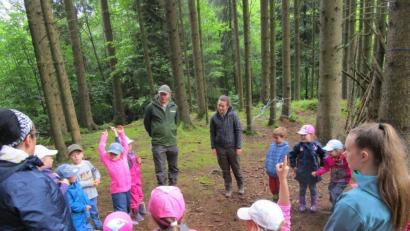 Bild: fks
Ranger Jonas und Rangerin Marie erlbeten hier mit den Kindern der "Roten Gruppe" den Wald mit ganz anderen Augen.