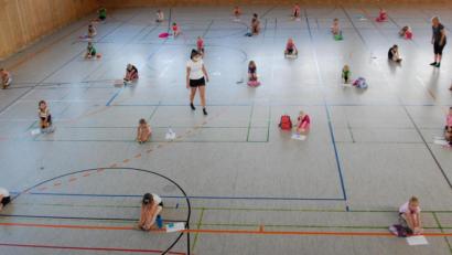 Bild: weu
Die Kinder der „Grün-Weißen“ freuen sich, nach drei Monaten wieder an einem Training, allerdings mit entsprechendem Abstand und vorgeschriebenen Hygienevorschriften, teilnehmen zu dürfen.