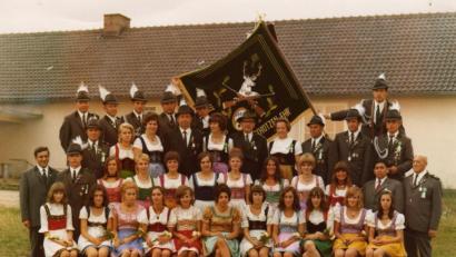Archivbild: bk
Der Jubelverein von 1970 mit seinem Mitarbeiterstab und den Festdamen: Vorne Mitte Fahnenbraut Maria Koppmann, links Pfarrer Ludwig Bock. 14 der abgebildeten Personen sind bereits verstorben.