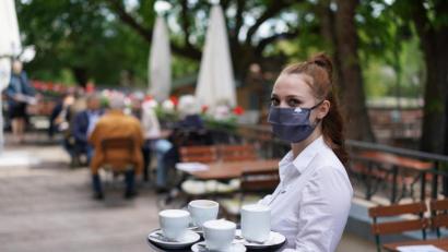 Bild: Jörg Carstensen/dpa
Wer in einem Biergarten nicht auf einem Platz sitzt, für den gilt die Maskenpflicht.