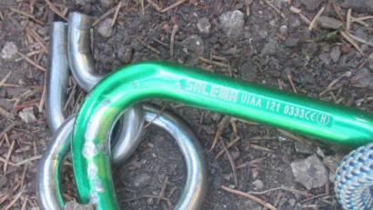 Bild: Polizeiinspektion Amberg
Der Umlenkhaken, das silberfarbene Metallteil oben links, ist gebrochen: So etwas habe er noch nie gesehen, sagt Markus Arnold von der Bergwacht Amberg.