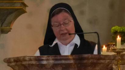 Bild: mad
Schwester Dominica Michalke bedankte sich für die Spenden aus der Pfarrei Schwarzhofen.